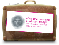 Ilustrační obrázek ÚOOÚ jako štítek na kufru